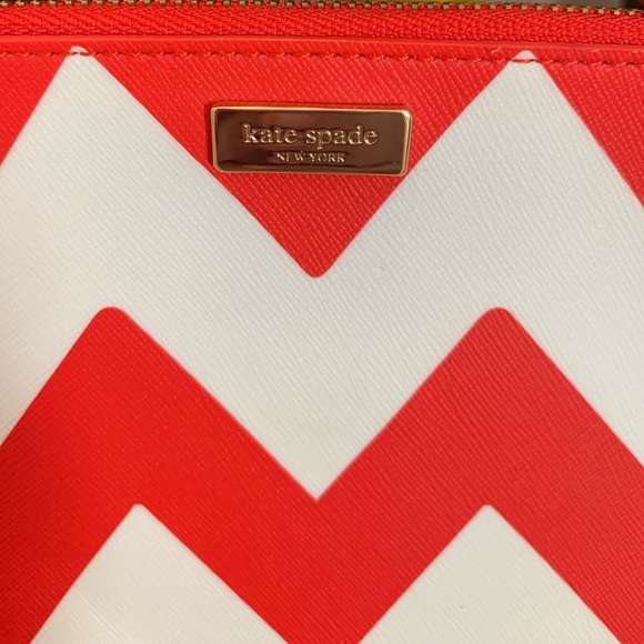SOLD❤️💕 🎉Host Pick!🎉Kate Spade Chevron Wristlet - Picture 3 of 8